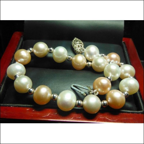 HAPPY GRADUATION! PEACH AND WHITE FRESHWATER PEARL BRACELET $1NR